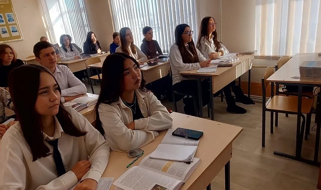 Темекі шегудің зияны туралы кураторлық сағат өтті